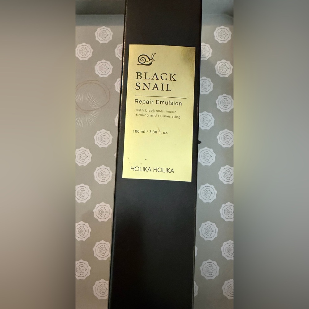 Holika Holika Black Snail Repair Emulsion - Black and Gold